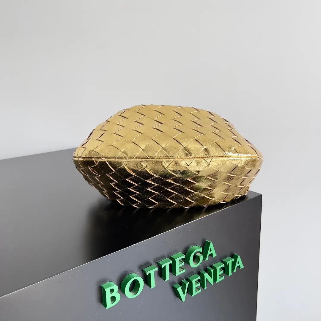 Batch 1160 Bottega veneta͙.——The latest woven knotted hobo🔥 The top-grade lambskin leather is very soft, the bag shape is unique, practical and durable. It retains the traditional woven elements while being a little more flamboyant ~ Made of hand-woven sheepskin, zipper opening and closing, curved seamless structure, effortless to match. Highly recommended⚠️⚠️⚠️ The highest-end in the market🌈 Welcome to compare [all shipped from the factory with a full set of packaging] size: 26x13x8.5cm.    Model: 651876